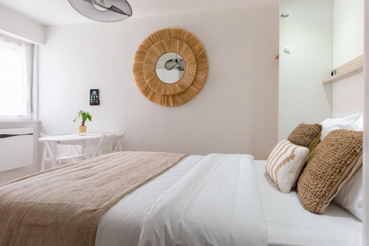 Apartment Travel Homes - Grand Rue, Petite Venise - Compact & Cosy - Lit Mural *